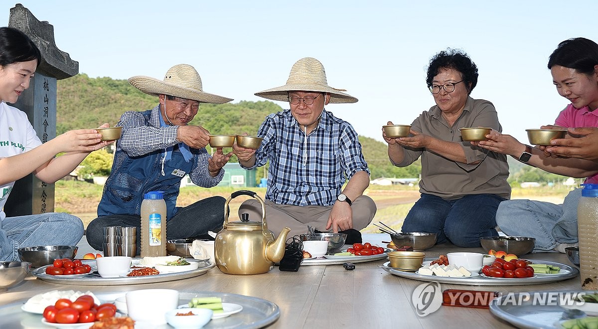 이재명 대통령, 농민들과 새참