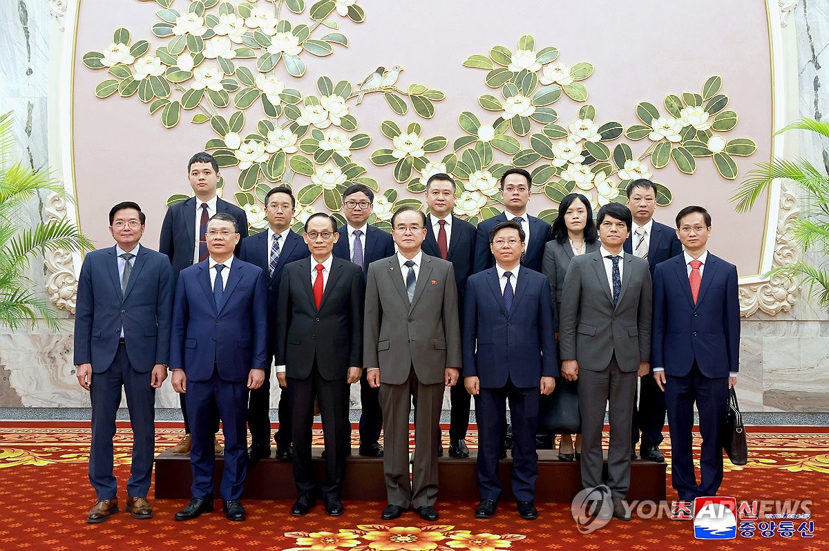 북한 조용원, 베트남 특사단과 기념촬영