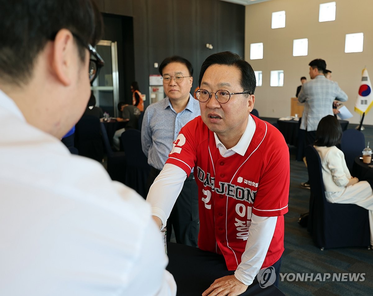 대학생들과 인사 나누는 이장우 대전시장 후보