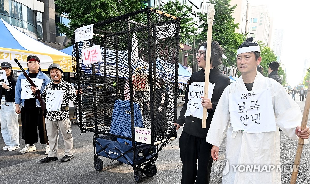철장 안에 갇힌 윤석열 전 대통령 사진