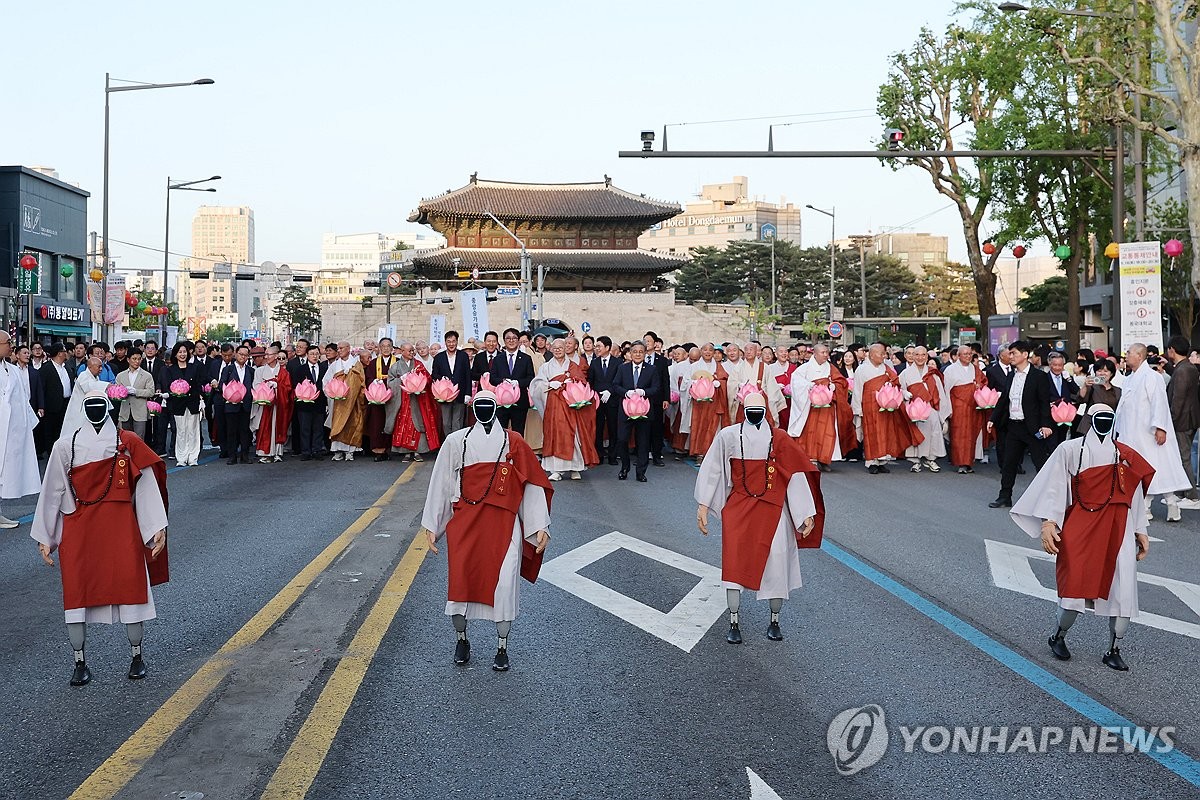 흥인지문 앞 등장한 로봇스님