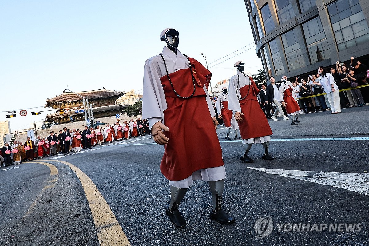 흥인지문 앞 등장한 로봇스님