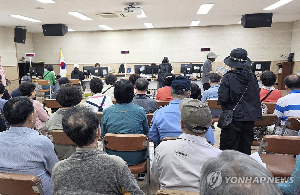 고유가 피해 지원금 신청하는 시민들
