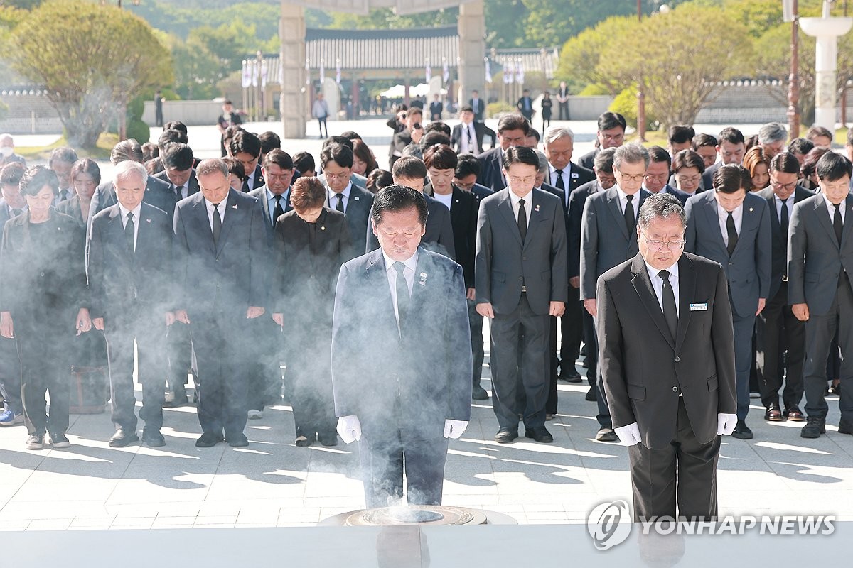 5·18민중항쟁추모탑 참배하는 민주당 정청래 대표