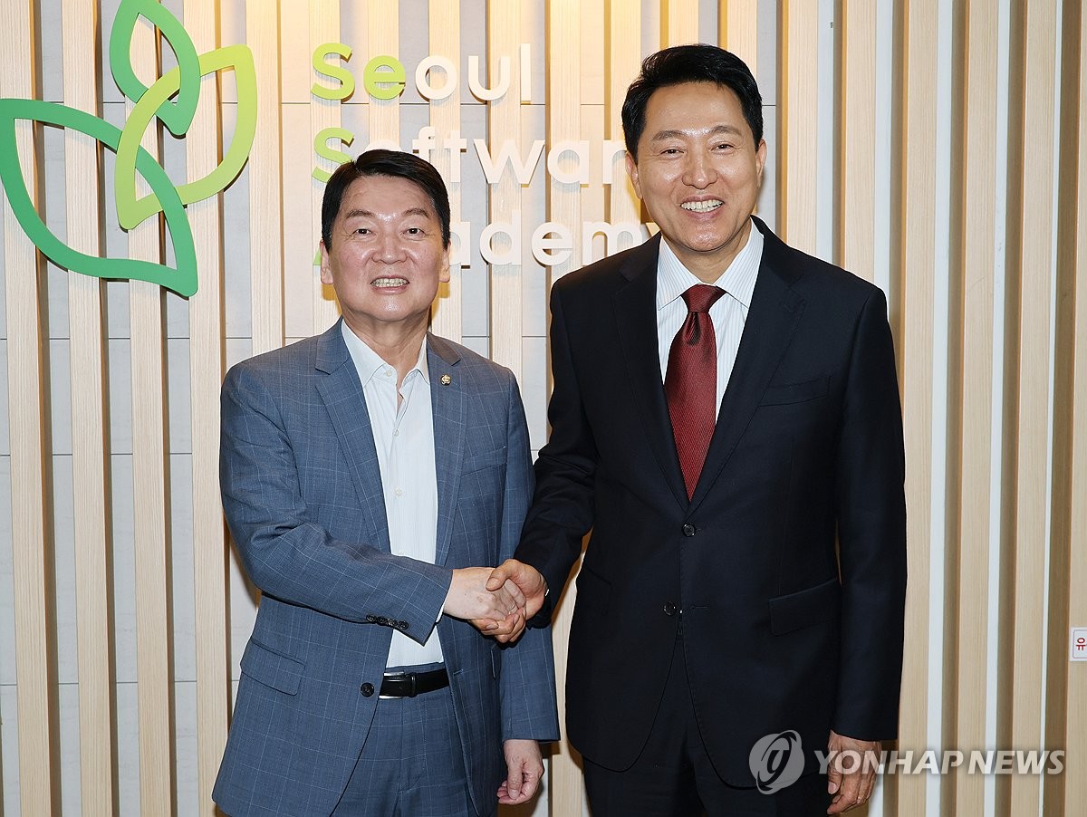 안철수 의원과 인사하는 오세훈 서울시장 후보