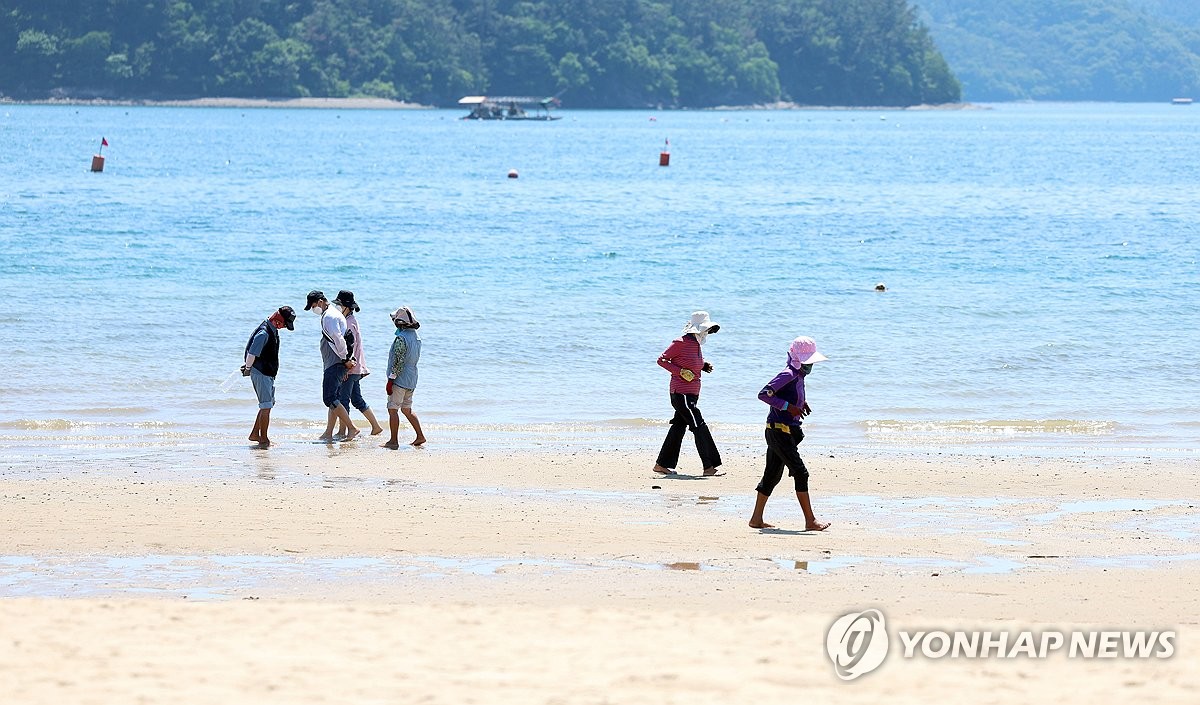 낮 최고 34도…해수욕장 찾은 시민