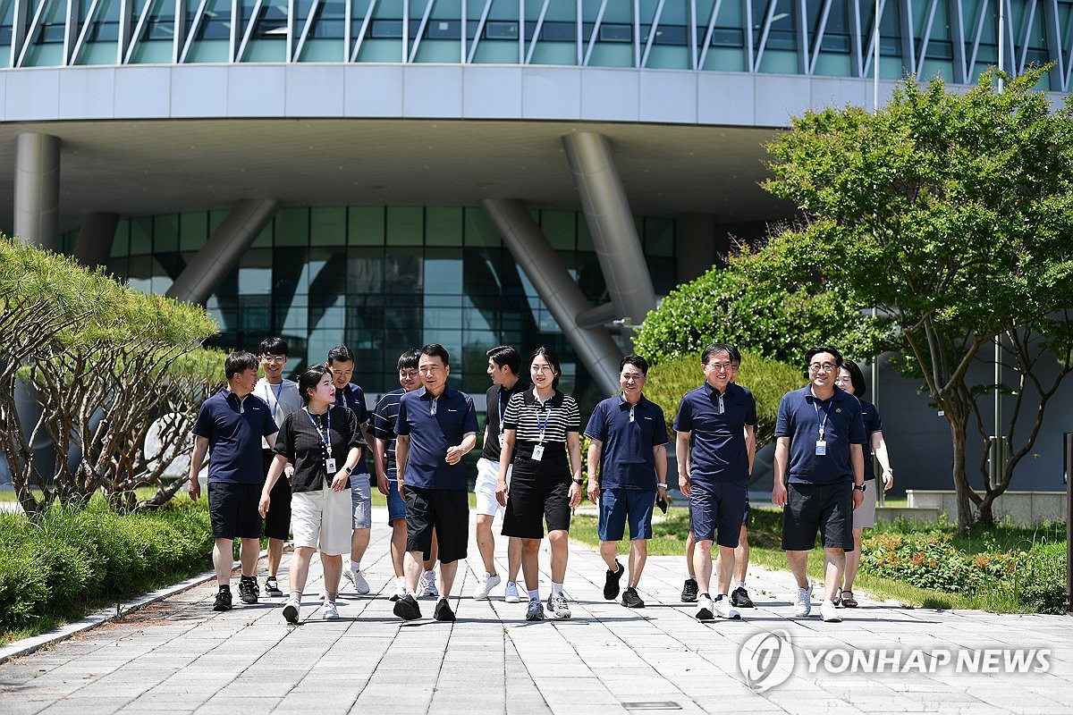반바지 차림으로 근무하는 전기안전공사 직원들