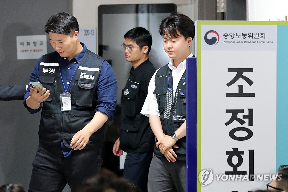 회의장에서 나오는 최승호 위원장