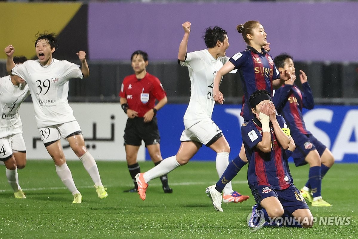 페널티킥 실축 후 아쉬워하는 지소연
