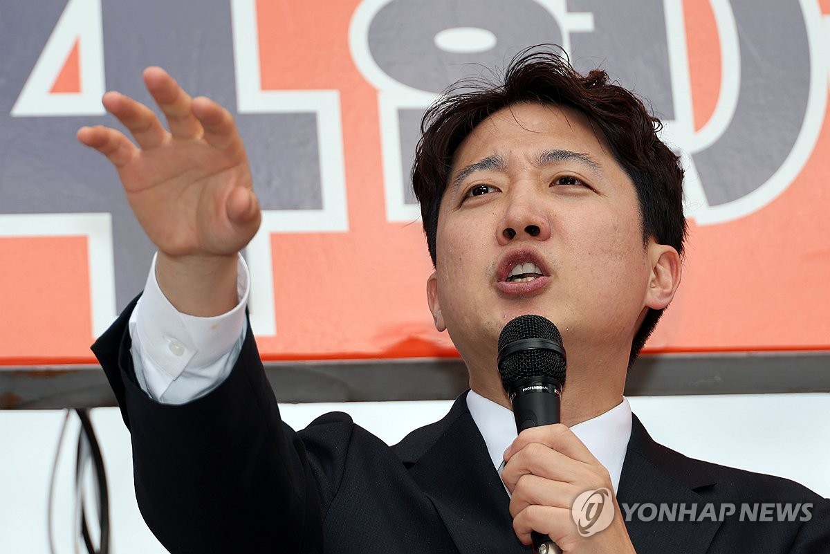 서울에서 지원 유세하는 개혁신당 이준석 총괄선대위원장