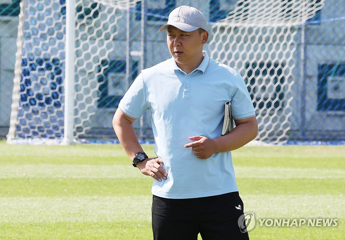 선수들 지켜보는 리유일 감독