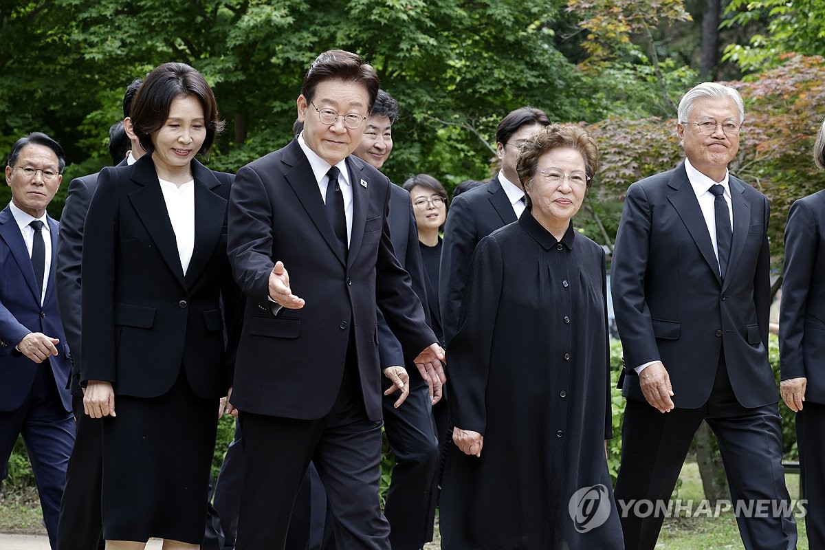 노무현 전 대통령 추도식 입장하는 이재명 대통령, 권양숙 여사, 문재인 전 대통령