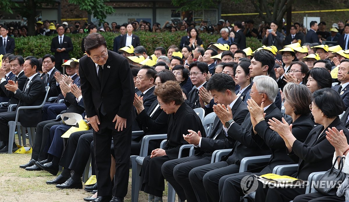 권양숙 여사에게 인사하는 이재명 대통령