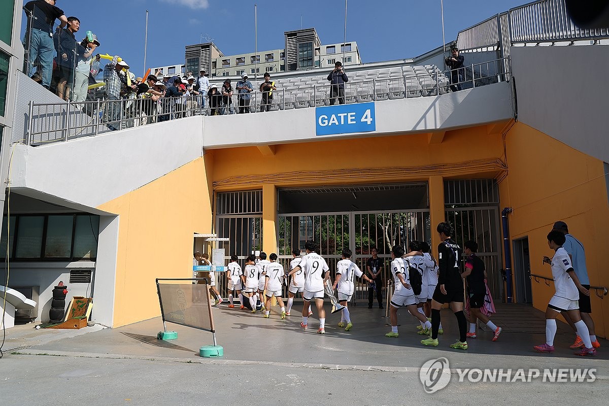 경기장 빠져나가는 내고향 지켜보는 관람객