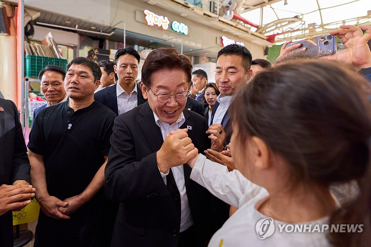 이재명 대통령, 경남 김해 외동전통시장 방문