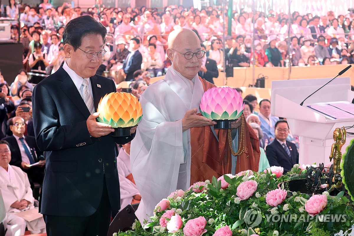 이재명 대통령, 봉축법요식 헌등