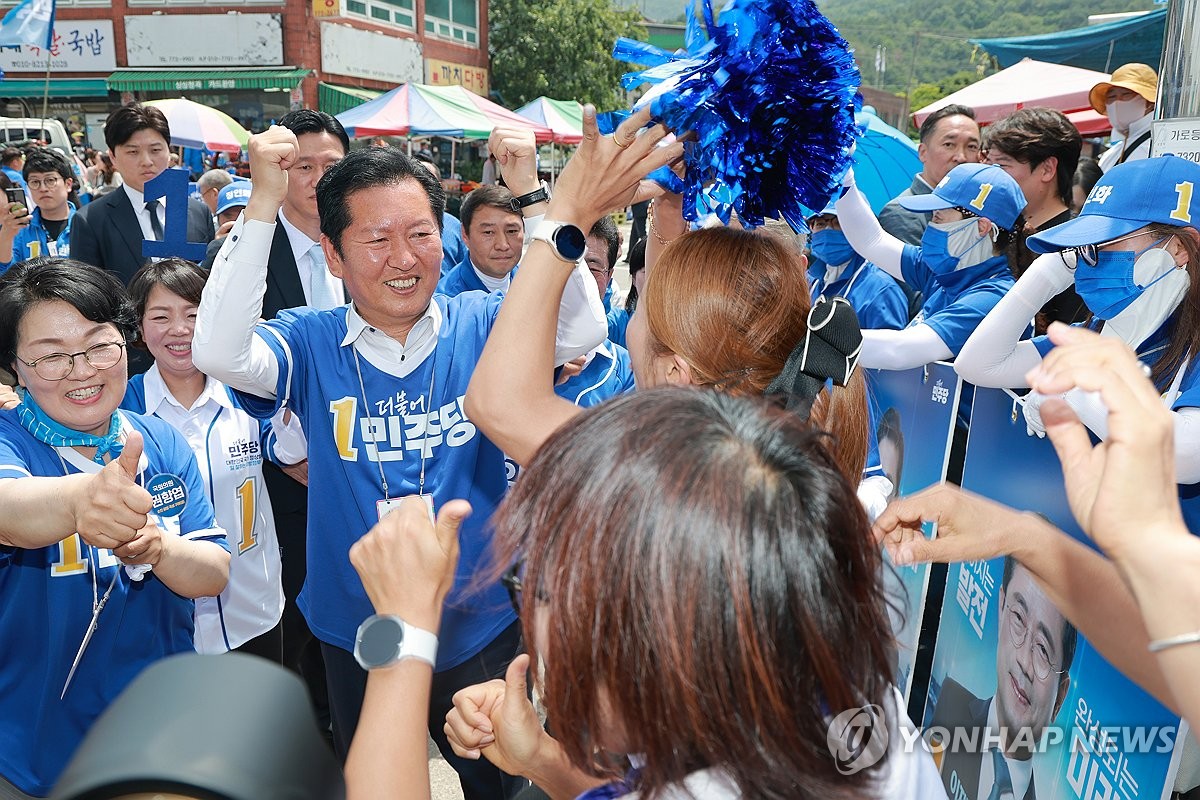 선거운동원들과 즐겁게 인사하는 정청래 총괄상임선대위원장