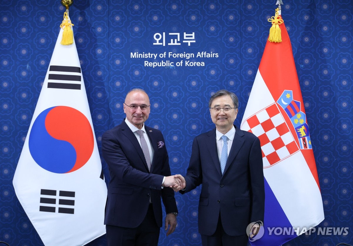 기념 촬영하는 한-크로아티아 외교장관