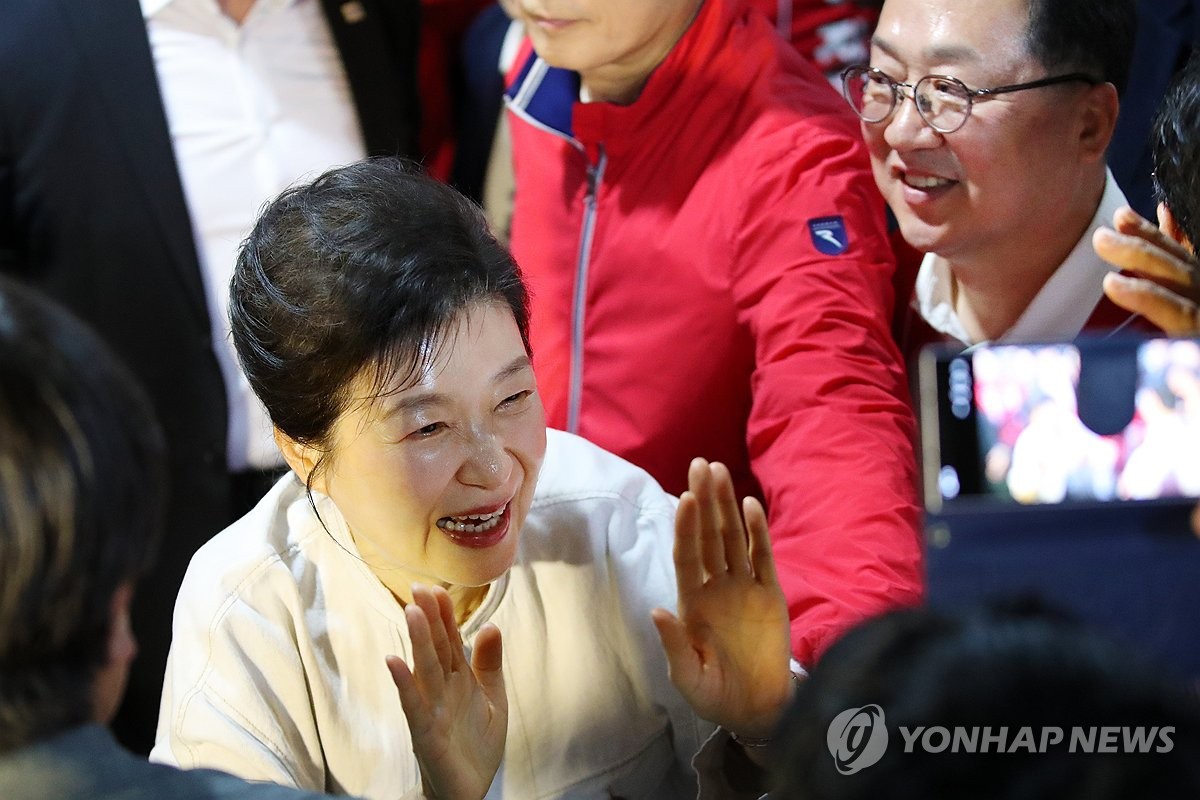 이장우 캠프 방문한 박근혜 전 대통령