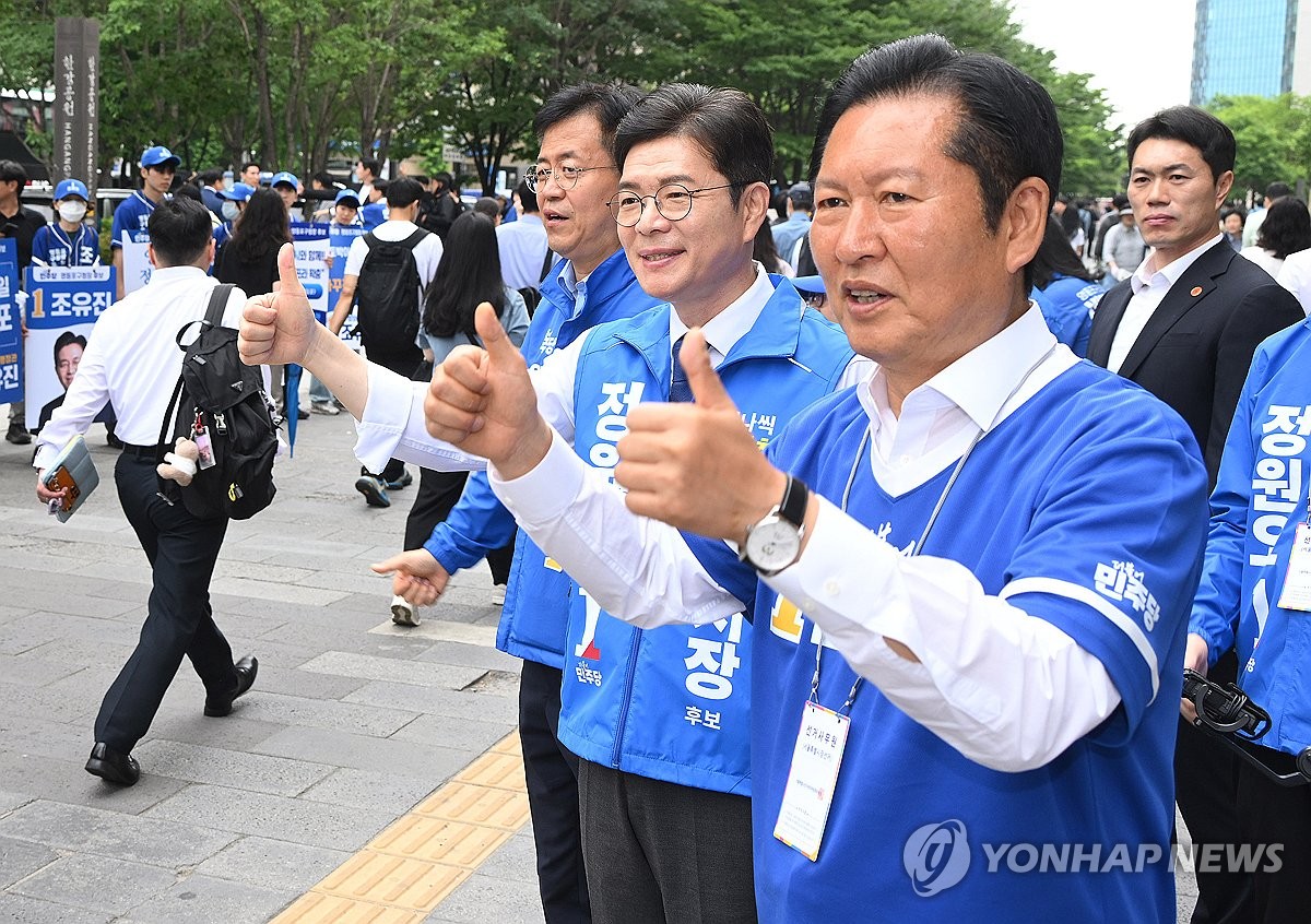 여의도에서 출근길 인사하는 정청래 위원장과 정원오 후보