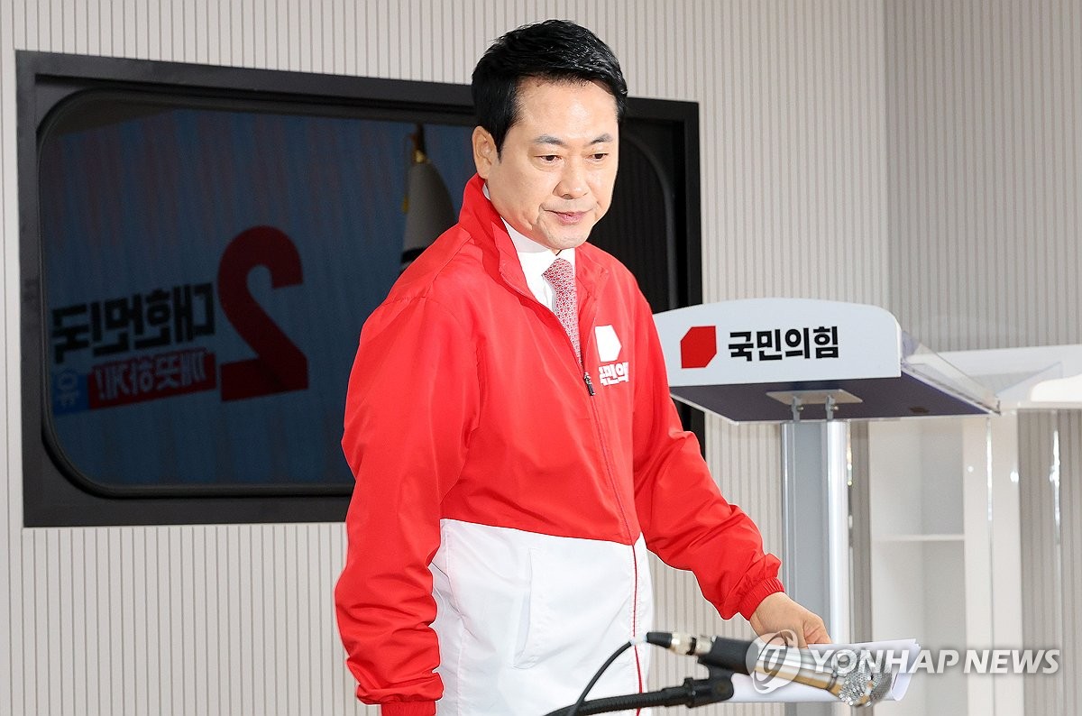 중앙선대위 입장하는 장동혁 상임선대위원장