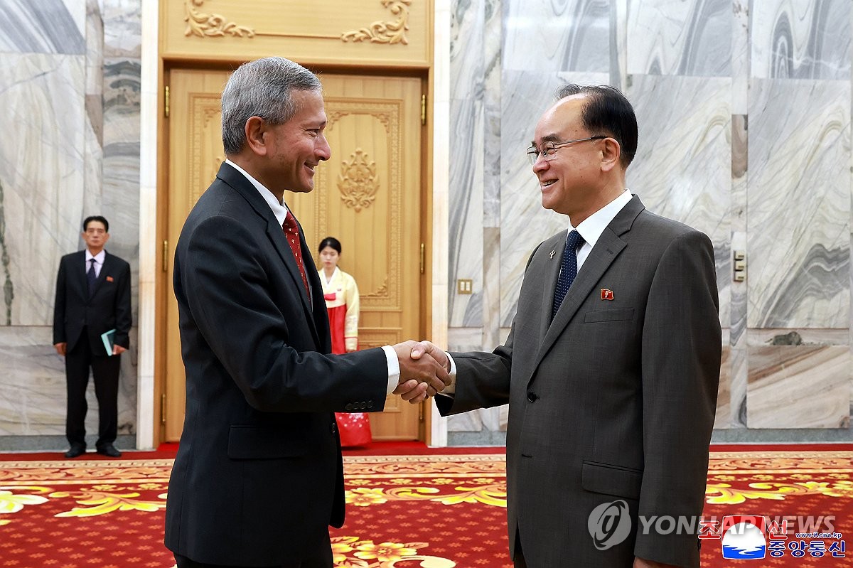 싱가포르 외교장관과 악수하는 북한 조용원