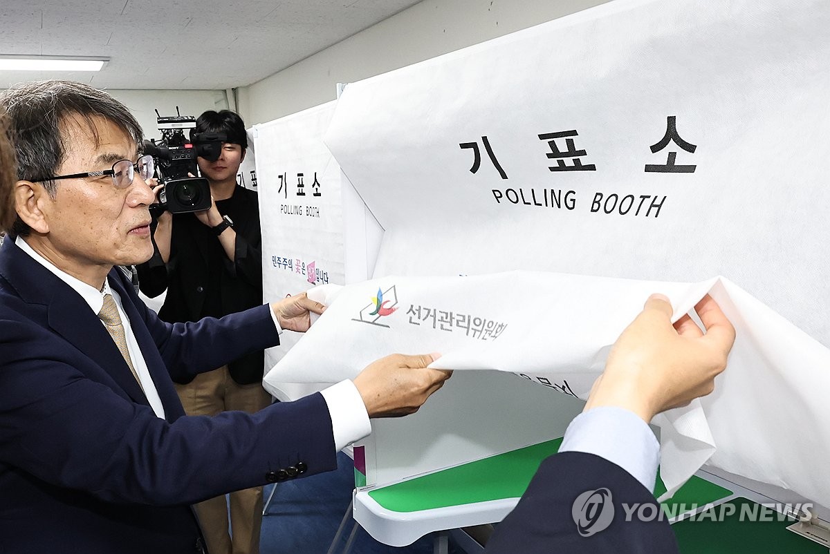 사전투표소 찾은 노태악 선관위원장