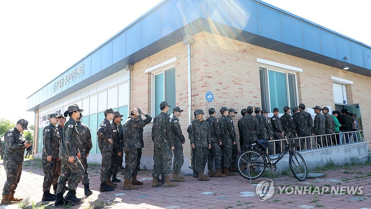 사전투표 기다리는 장병들