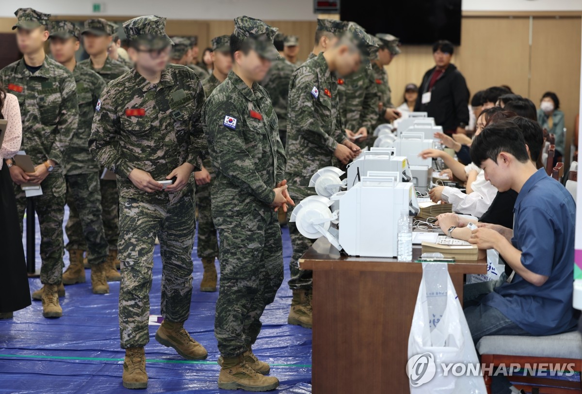 투표하는 해병대원들