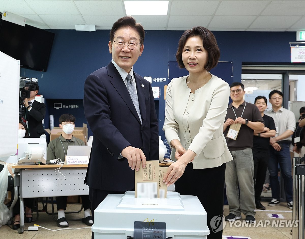 李대통령 등 정·관계 인사 사전투표 첫날 한 표