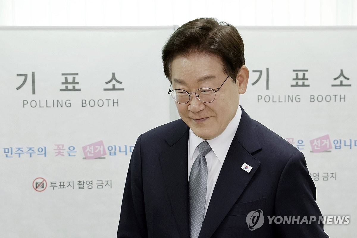 기표소 나서는 이재명 대통령