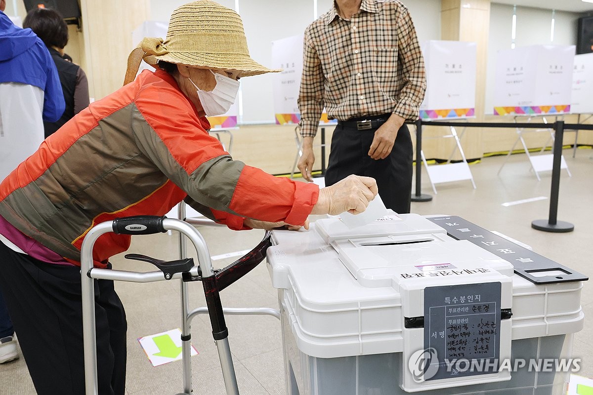 활동 보조기구에 의지한 채 한표 행사