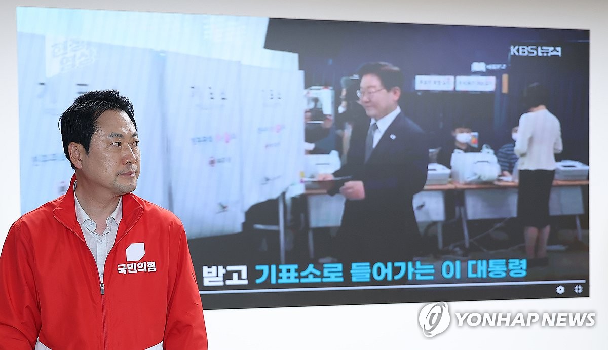 대통령 투표 뉴스 바라보는 장동혁 상임선대위원장