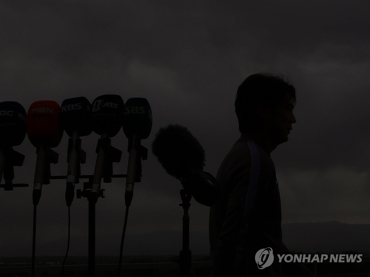 마이크 뒤로하고
