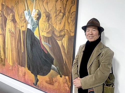 지난 2024년 자신의 개인전 전시장을 찾은 김석출 작가
