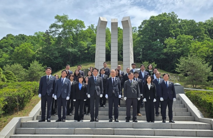 한국보훈복지의료공단 1일 원주 현충탑 참배