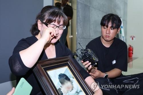 입장 밝히던 중 눈물 흘리는 피해자 어머니