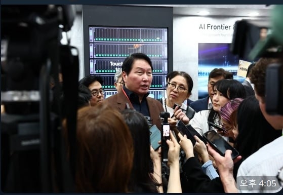 대만 '컴퓨텍스 2026' SK하이닉스 부스 찾은 최태원 SK그룹 회장
