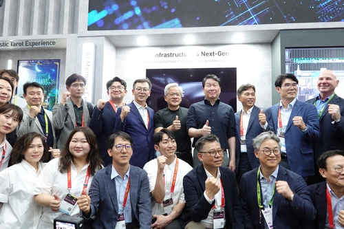 SK하이닉스 주요 경영진들과 젠슨 황 엔비디아 CEO
