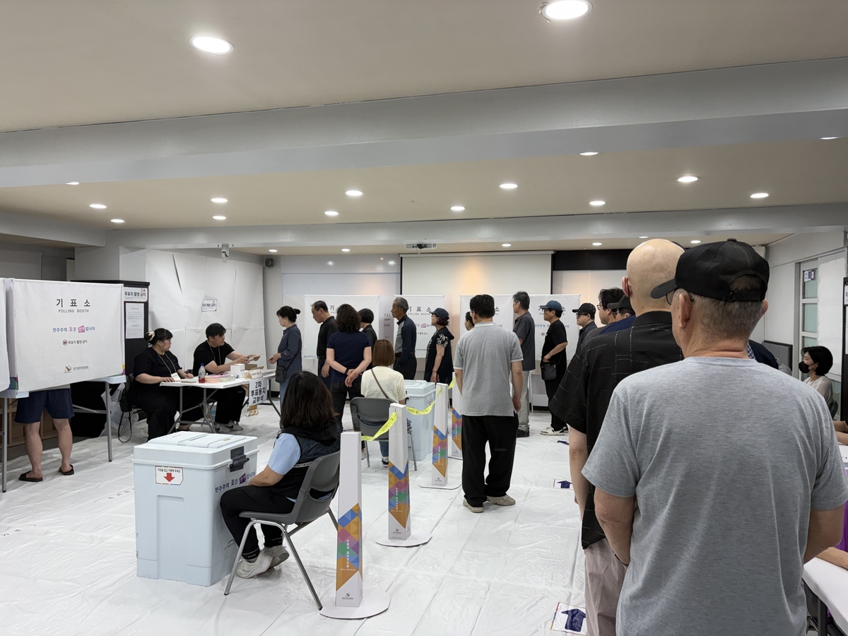 투표소로 변한 태권도장