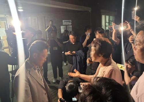 '대기표 배부' 잠실7동 제2투표소에서 대치하는 모습