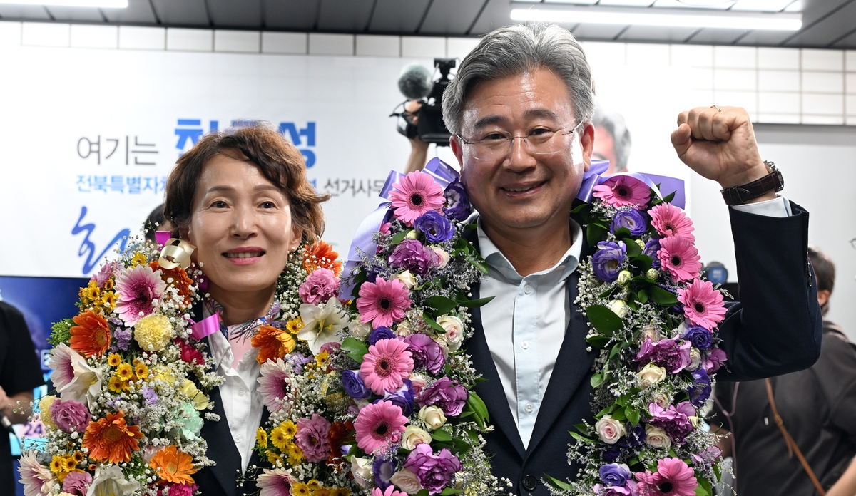 천호성 전북교육감 당선인(오른쪽)
