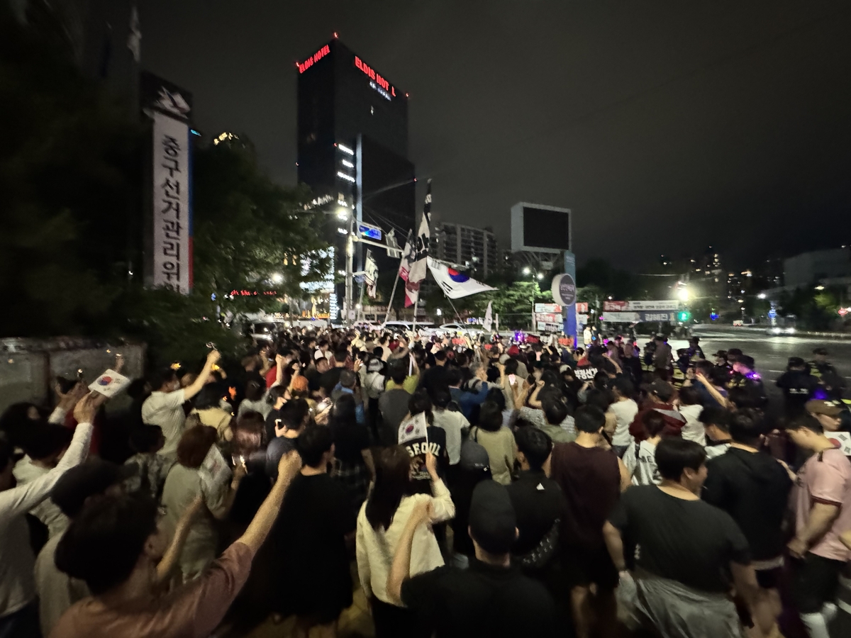 투표용지 부족 사태 규탄 집회