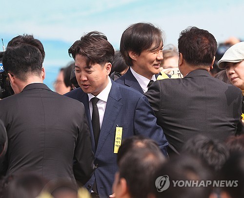 내빈들과 인사하는 이준석-조국 대표