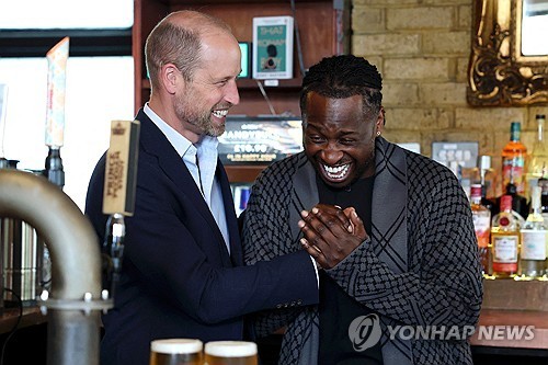 펍 주인과 얘기 나누는 윌리엄 왕세자 