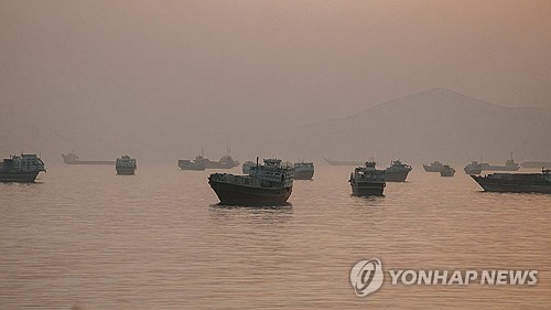 오만 무산담에서 바라본 호르무즈 해협 정박 선박들