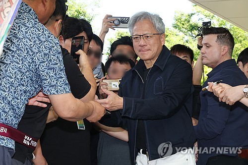 팬들에게 사인 해주는 젠슨 황
