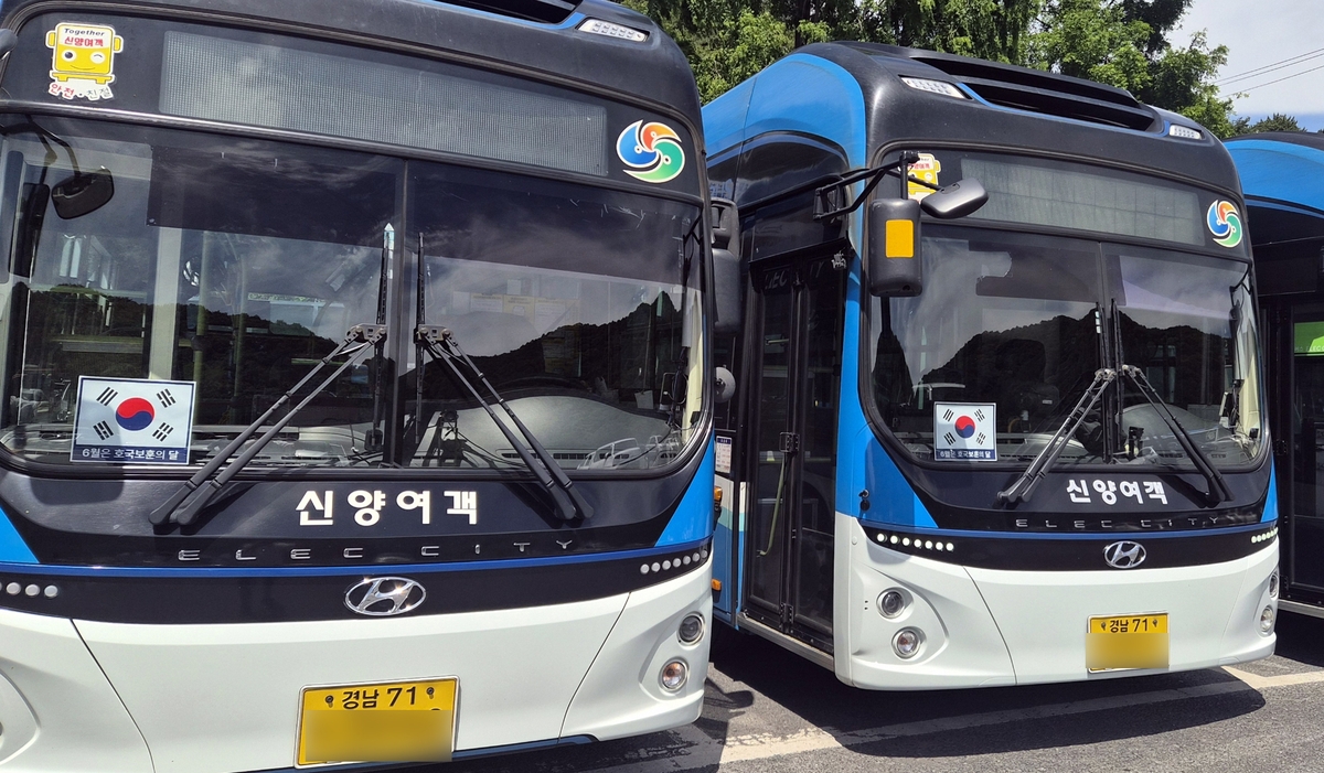 신양여객 버스에 부착된 태극기