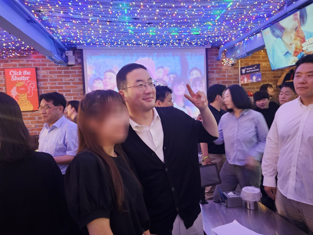 시민들과 사진 찍는 구광모 회장