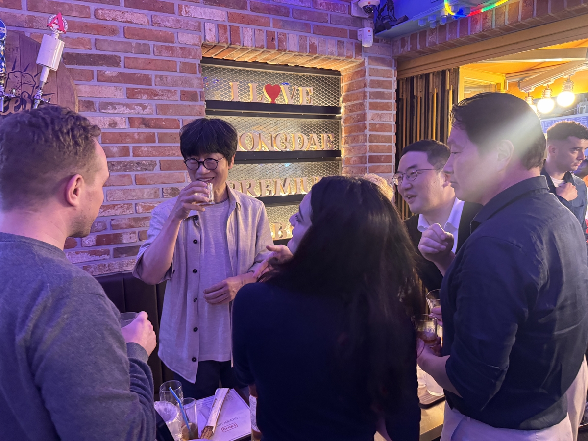 5일 저녁 2차 BBQ 자리에서 함께하는 총수들과 젠슨 황 최고경영자(CEO) 가족들